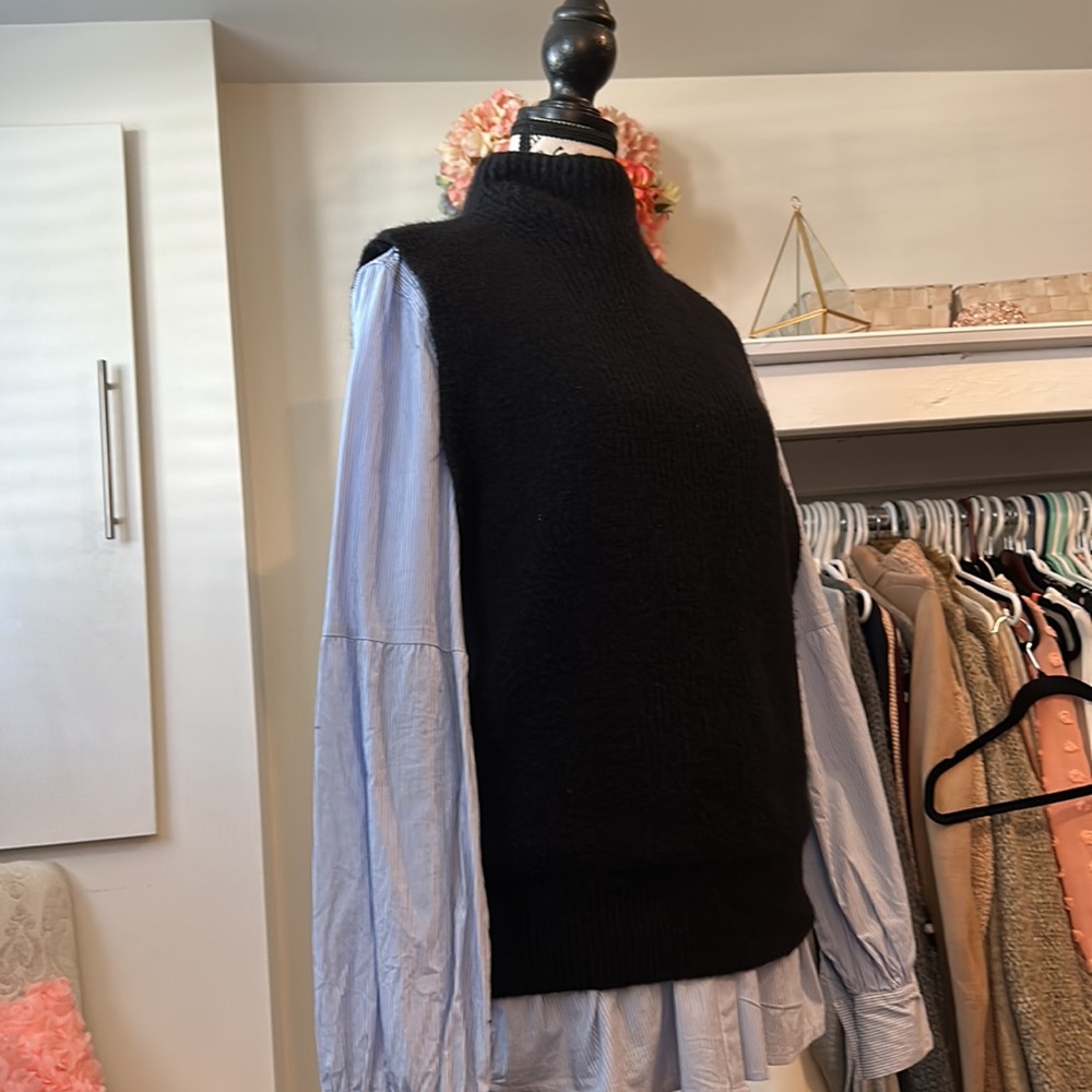 STUNNING BANANA REPUBLIC Black sweater/ sweater vest. Size XS